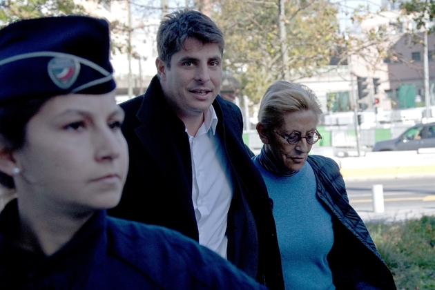 Isabelle Balkany à son arrivée au tribunal à Paris le 18 octobre 2019 avec son fils Alexandre Balkany 