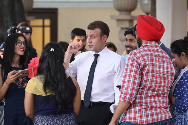 Le président Emmanuel Macron (C) parle avec des étudiants indiens à New Delhi le 10 mars 2018