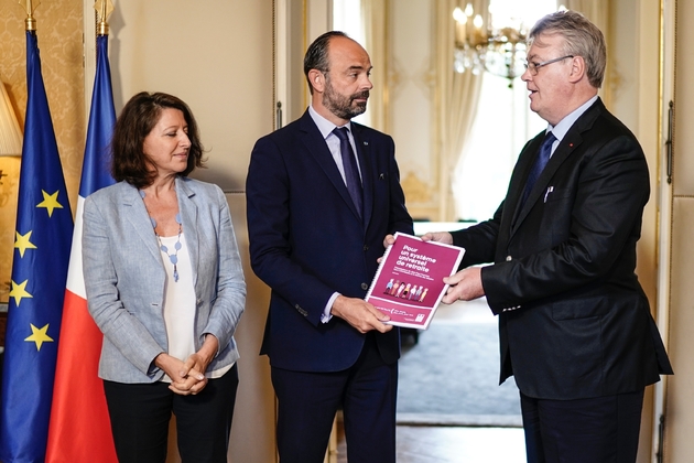 Le haut-commissaire à la réforme des retraites Jean-Paul Delevoye remet son rapport au Premier ministre Edouard Philippe le 18 juillet 2019, en présence de la ministre de la Santé Agnès Buzyn 