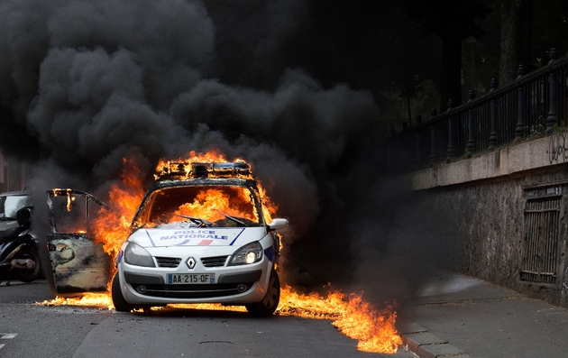 Une voiture de police incendiée par des manifestants d'extrême gauche lors d'une manifestation non autorisée le 18 mai 2016 à Paris 