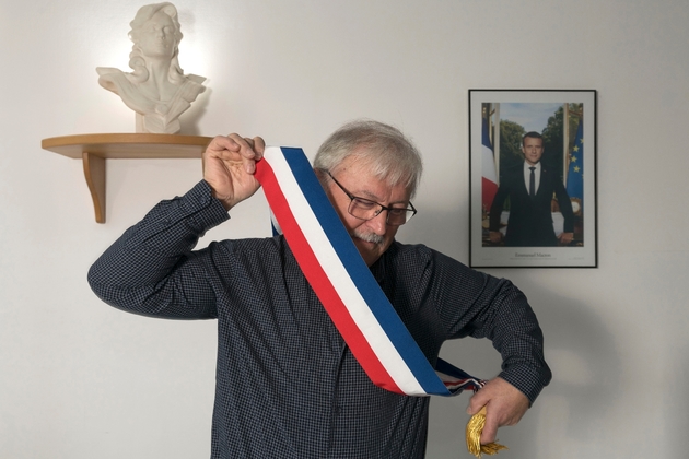 Christian Bresson, maire de Saulx, retire son écharpe de maire, le 7 janvier 2020