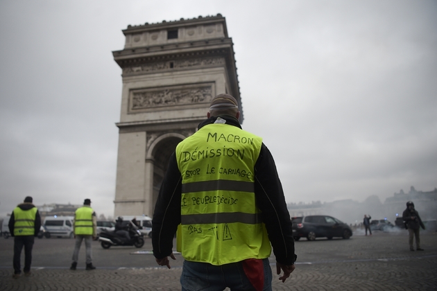 Les gilets jaunes mettent la pression sur le président (ici le 24 novembre 2018 à près de l'Arc de Triomphe à Paris)