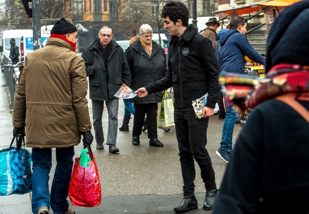 Un militant du mouvement En Marche! distribue des tracts pour l'élection d'Emmanuel Macron à la présidentielle dans une rue de Lille, le 11 février 2017