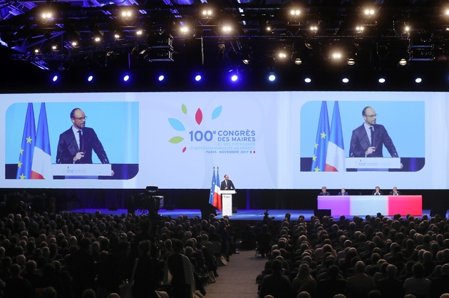 Le premier ministre Edouard Philippe prononce un discours lors du 100e congrès des maires de France, à Paris, le 21 novembre 2017