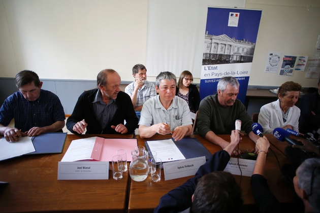 Quatre agriculteurs de la ZAD (depuis la gauche) Hervé Bezier, Joël Bizeul, Sylvie Thébault, Sylvain Fresneau et la préfère des Pays de la Loire Nicole Klein lors de la signature des conventions d'occupation précaire (COP), le 24 avril 2018 à la mairie de