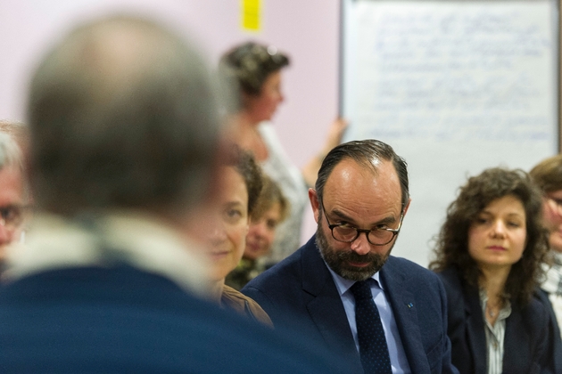 Le Premier ministre Edouard Philippe et la secrétaire d'État à la Transition écologique, Emmanuelle Wargon (g), lors d'une réunion dans le cadre du grand débat national, le 31 janvier 2019 à Lenax, en Auvergne