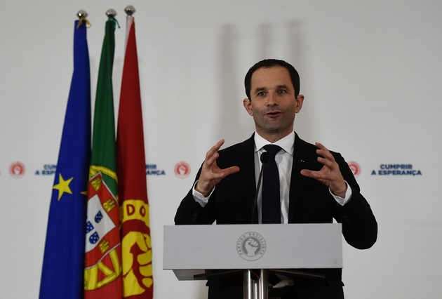 Benoît Hamon, candidat de la gauche à la présidentielle, lors d'une conférence de presse à Lisbonne, le 18 février 2017 au Portugal