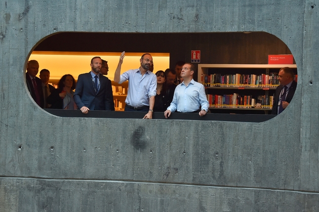 Le Premier ministre Edouard Philippe (c) et son homologue russe Dimitri Medvedev (d) lors d'une visite à la bibliothèque Oscar Niemeyer du Havre, le 24 juin 2019