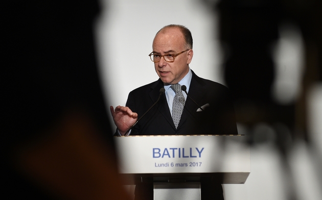 Le Premier ministre Bernard Cazeneuve le 6 mars 2017 à Batilly dans une usine Renault 