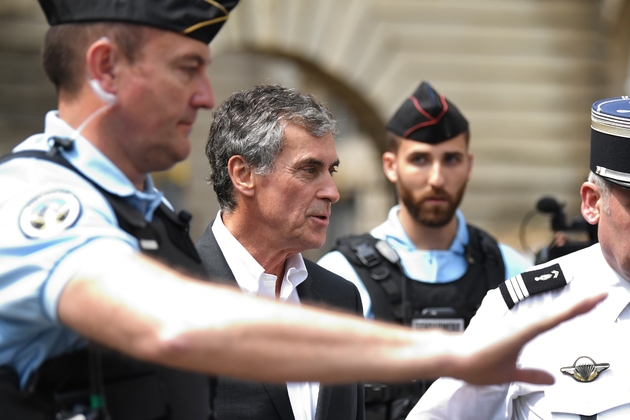 Jérôme Cahuzac quitte la salle de la cour d'appel, encadré par des gendarmes, le 15 mai à Paris
