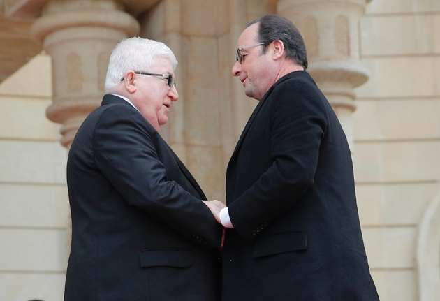 Le président François Hollande accueilli par son homologue irakien Fouad Massoum (G) à son arrivée au palais présidentiel le 2 janvier 2017 à Bagdad