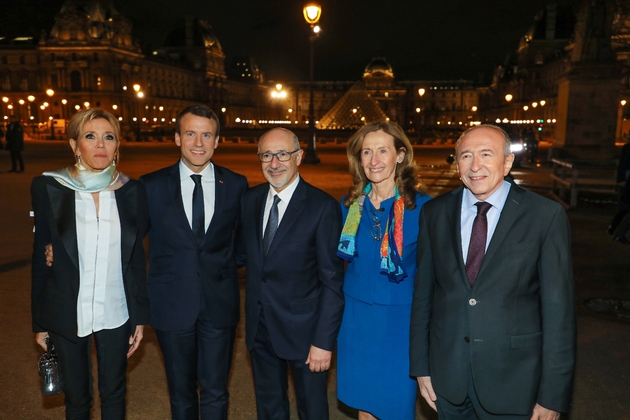 (G à D): Brigitte Macron,  Emmanuel Macron, le président du CRIF Francis Kalifat, la ministre de la Justice Nicole Belloubet et le ministre de l'Intérieur Gérard Collomb devant le musée du Louvre avant le diner du CRIF, le 7 mars  2018 à Paris