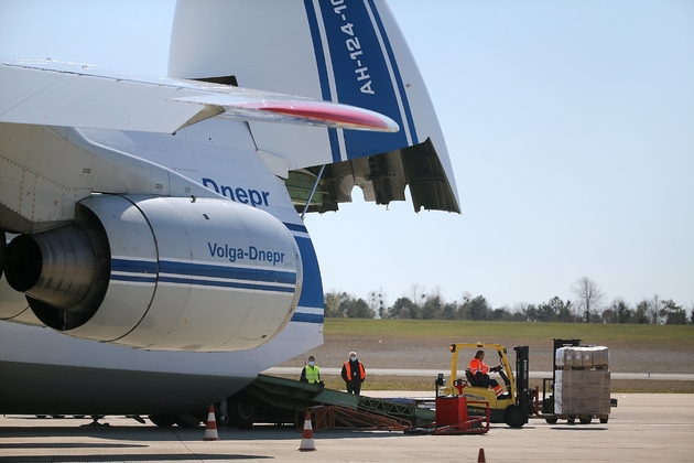 Du personnel décharge un avion cargo en provenance de Chine transportant dix millions de masques à l'aéroport de Paris-Vatry Airport à Bussy-Lettree (est de la France),  le 30 mars 2020.