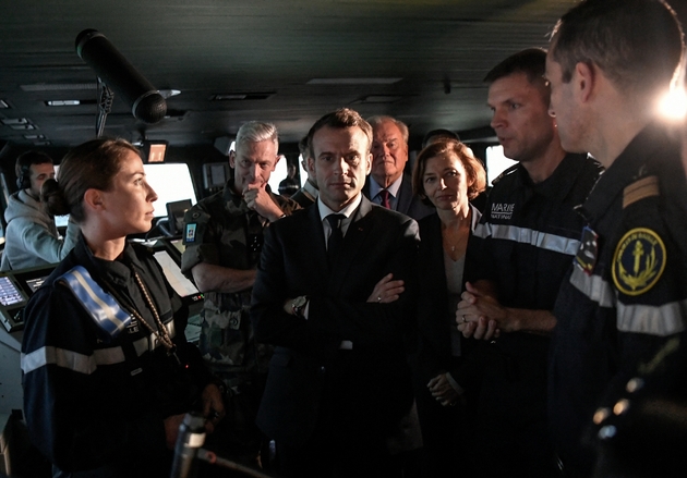 Emmanuel Macron dans la passerelle du porte-avions Charles de Gaulle en compagnie de la ministre de la Défense Florence Parly, du chef des armées le général Francois Lecointre et l'équipe de commandement du vaisseau, en Méditerrannée le 14 novembre 2018