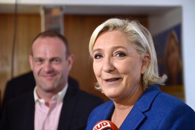 Marine Le Pen, au côté du maire FN d'Hénin-Beaumont Steeve Briois, lors d'une conférence de presse dans sa ville, le 19 mai 2017