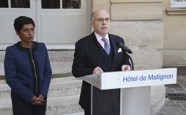 Le Premier ministre Bernard Cazeneuve  lors d'une conférence de presse dans la cour de Matignon le 27 mars 2017  avec à son côté la ministre de l'Outre-mer Ericka Bareigts