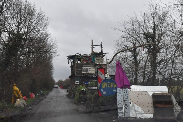 Une cabane construite sur la route traversant la Zad de Notre-Dame-des-Landes, le 9 janvier 2018