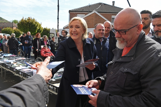 Marine Le Pen, la candidate FN à l'élection présidentielle sur le marché de Bethune, le 24 avril 2017