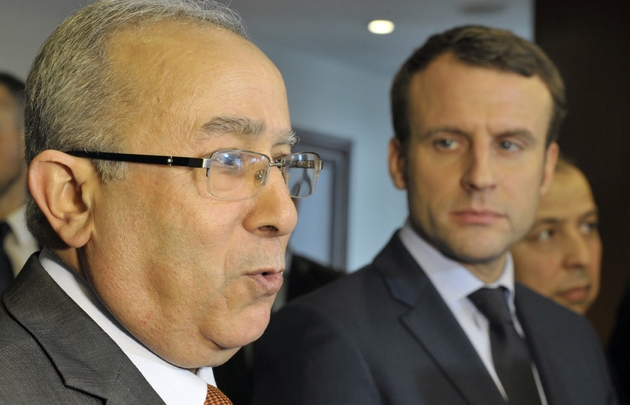 Le ministre algérien des Affaires étrangères Ramtane Lamamra (g) et le candidat à la présidentielle française Emmanuel Macron à Alger, en Algérie, le 13  février 2017