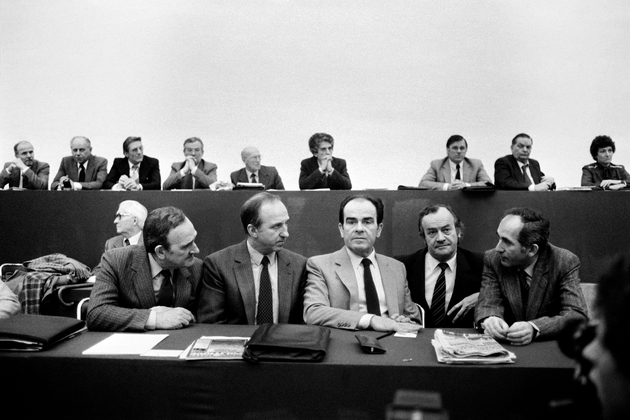 Georges Marchais (C), Marcel Rigout (G), Anicet Le Pors (2e G), Jack Ralite (2e D) et Charles Fiterman, au 24e Congrès du Parti communiste à Saint-Ouen, le 7 février 1982