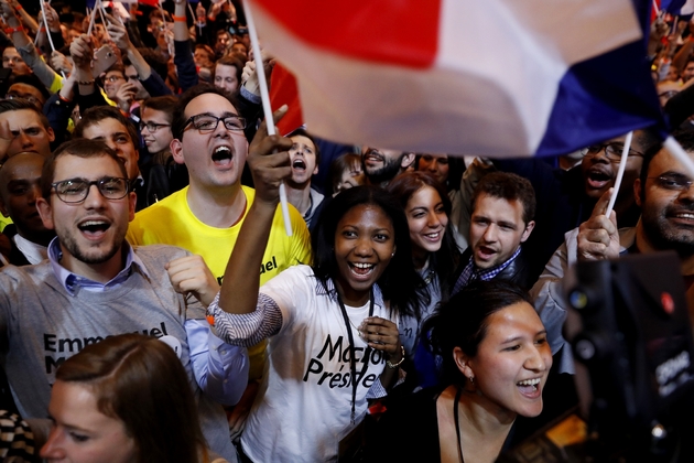 Joie de militants d'Emmanuel Macron après l'annonce de sa qualification pour le second tour de la présidentielle, le 23 avril 2017 à Paris