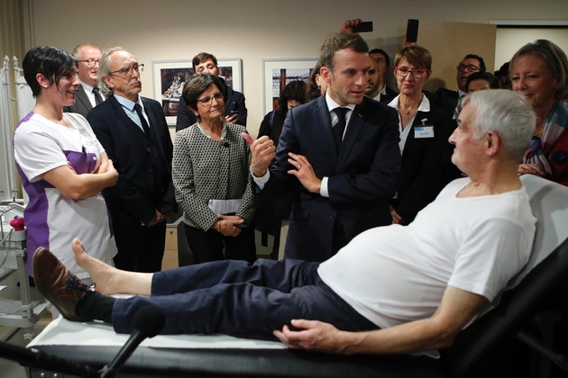 Le président français Emmanuel Macron pendant une visite d'un EHPAD à Rozoy-sur-Serre dans l'Aisne, le 7 novembre 2018