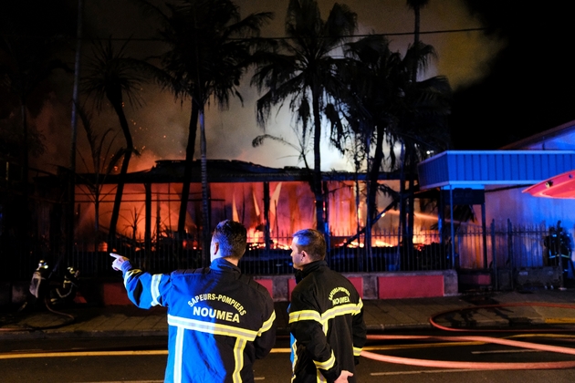 Des pompiers luttent contre l'incendie d'une maison après le résultat du référendum d'autodétermination, le 5 novembre 2018 à Nouméa, en Nouvelle-Calédonie