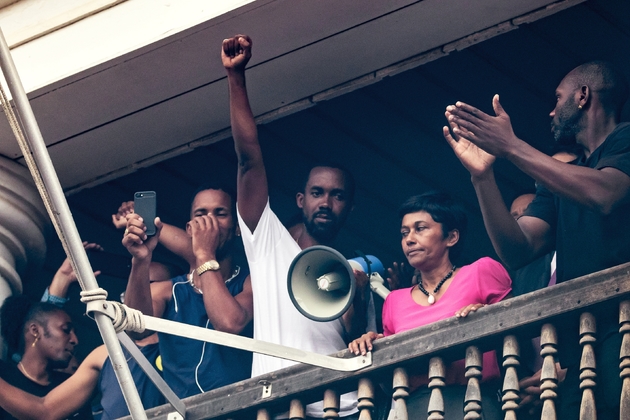La ministre des Outre-mer Ericka Bareigts parle à la foule réunie devant la préfecture à Cayenne le 30 mars 2017