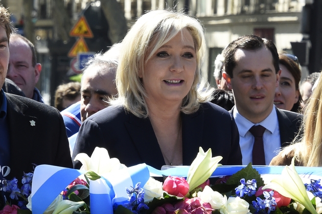 Marine Le Pen dépose une gerbe de fleurs au pied de la statue de Jeanne d'Arc, le 1er mai 2016 à Paris