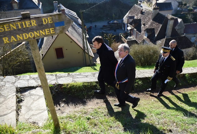 Emmanuel Macron marche dans les rues du village de Gargilesse-Dampierre, au côté de son maire Vanik Berberian, le 14 février 2019