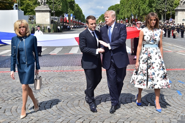 Les présidents français Emmanuel Macron et américain Donald Trump et leurs épouses, Brigitte Macron et Melania Trump, au défilé du 14 juillet 2017 sur les Champs-Elysées à Paris