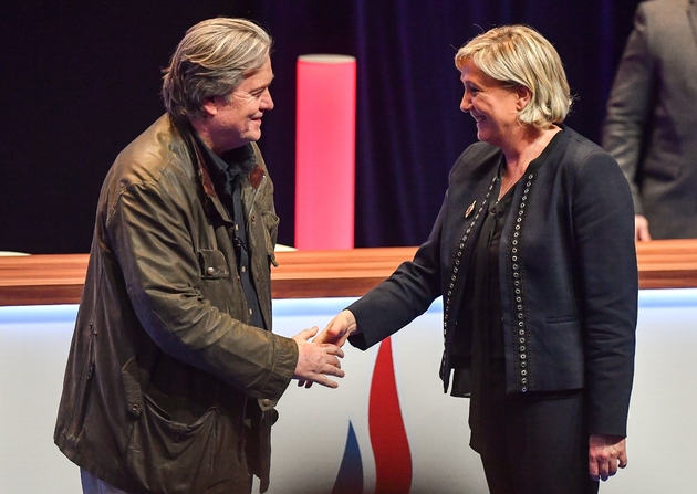 LPoignée de mains entre l'ex-conseiller de Donald Trump, Steve Bannon et la présidente du FN Marine Le Pen lors du 16e congrès du parti, le 10 mars 2018 à Lille 