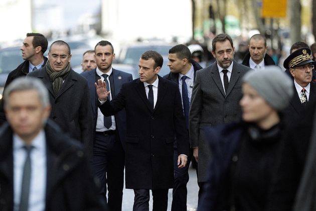 Le président Emmanuel Macron (c) accompagné par le ministre de l'Intérieur Christophe Castaner, le préfet de police de Paris Michel Delpuech (d) et le secrétaire d'Etat à l'Intérieur Laurent Nuñez (g), le 2 décembre 2018 à Paris au lendemain des violences