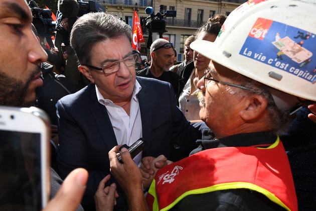 Jean-Luc Mélenchon parle avec un manifestant de la CGT à Marseille, le 12 septembre 2017