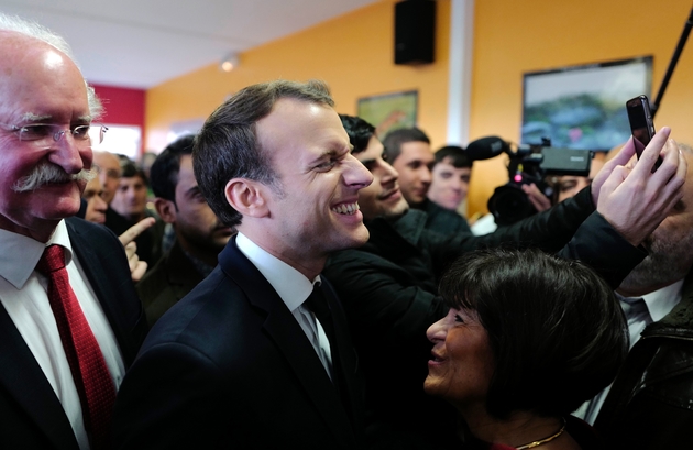 Le président Emmanuel Macron dans un centre d'accueil de migrants à Croisilles (Hauts-de-France), le 16 janvier 2018