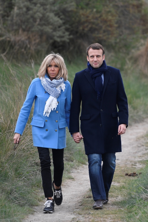 Brigitte (g) et Emmanuel Macron, le 22 avril 2017 au Touquet 
