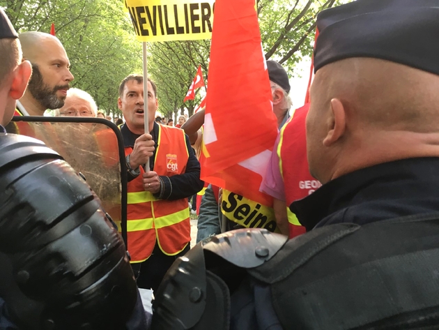 Des manifestant protestent contre la présence d'Emmanuel Macrons à Gennevilliers au nord de Paris, le 17 octobre 2017
