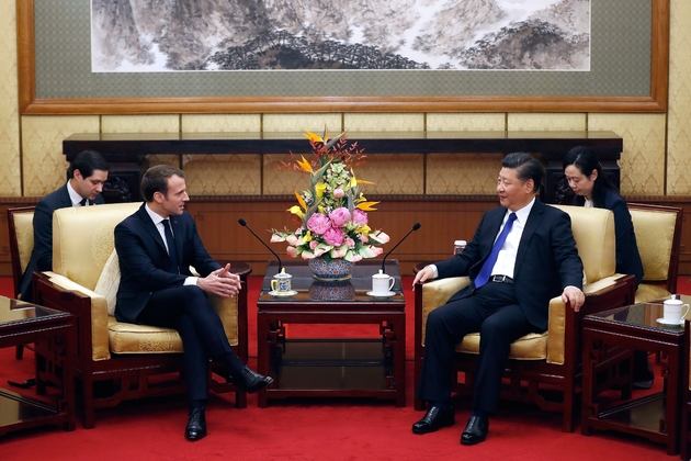 Le président Emmanuel Macron (g) et son homologue chinois Xi Jinping (d), le 8 janvier 2018 à Pékin