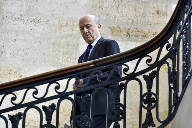 Alain Juppé à son arrivée à la mairie le 6 mars 2017 à Bordeaux