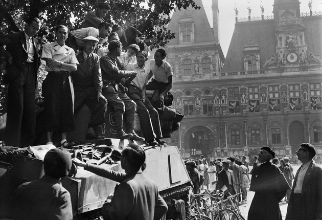 La foule accueille les troupes alliées devant l'hôtel de ville de Paris le 25 août 1944