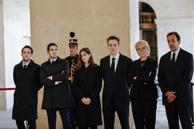 Claude Chirac, son mari Frédéric Salat-Baroux, et leurs enfants respectifs, peu avant la cérémonie d'hommage à son père Jacques Chirac, aux Invalides, le 29/09/2019