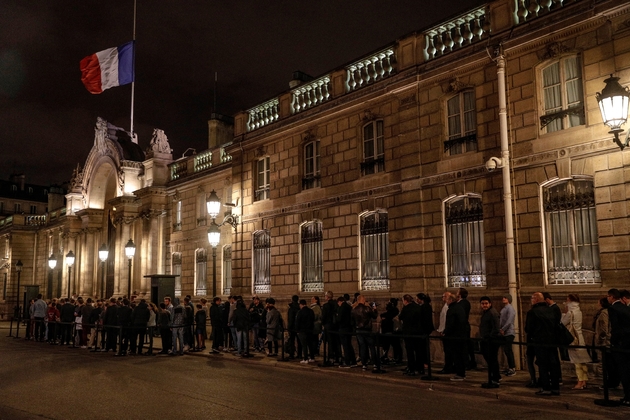 Des personnes patientent devant l'Elysée, le 26 septembre 2019