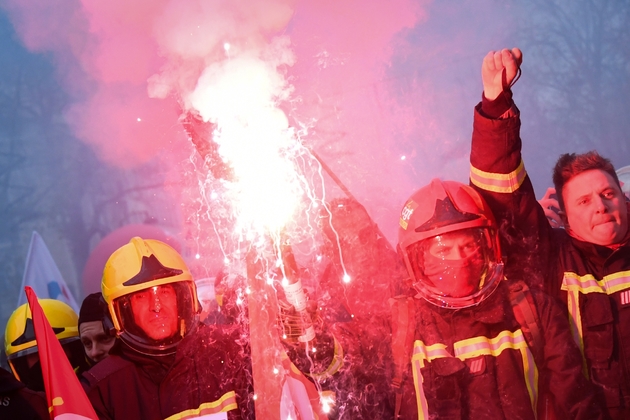 Des manifestants habillés en pompiers dans le cortège contre la réforme des retraites le 17 décembre 2019 à Paris