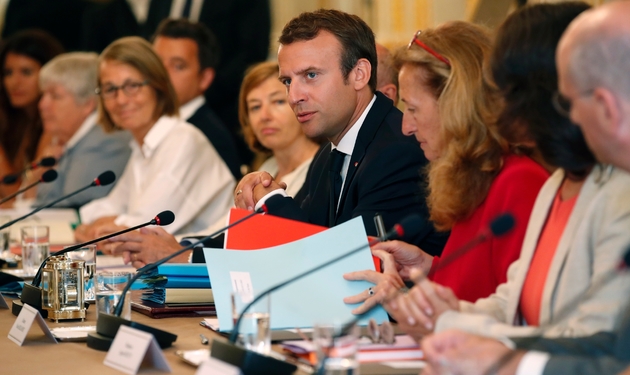 Le président français Emmanuel Macron (C) préside le conseil des ministres le 28 août 2017 à Paris
