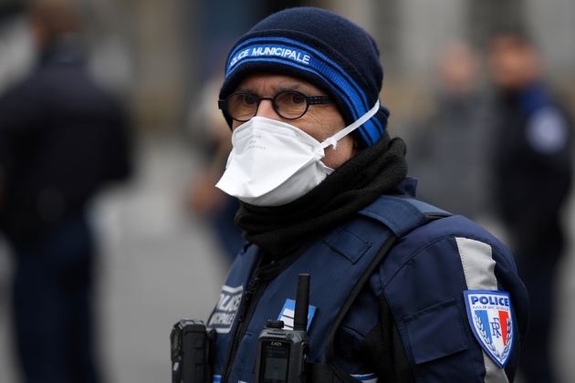 Un policier protégé par un masque à Rennes, le 21 mars 2020