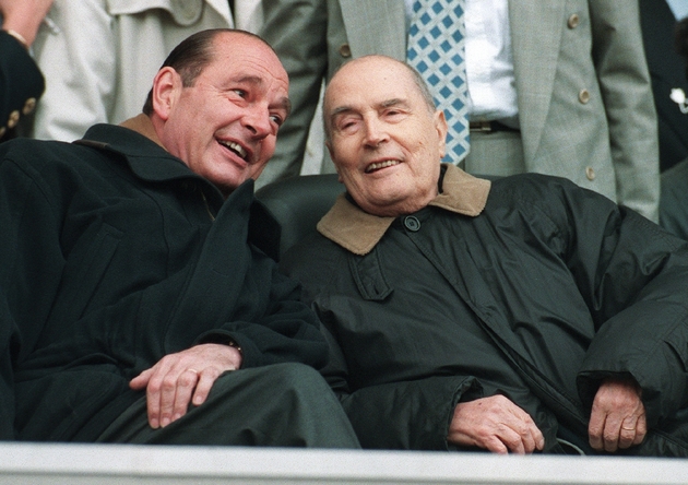 Jacques Chirac peu après son élection à l'Elysée au côté de son prédécesseur François Mitterrand, le 13 mai 1995 au Parc des Princes à Paris 