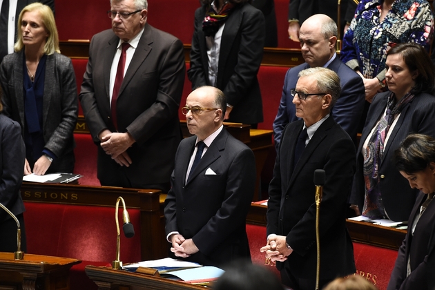 Bernard Cazeneuve lors de la minute de silence observée en hommage aux victimes de l'attentat de Berlin, le 20 décembre 2016 à l'Assemblée nationale à Paris