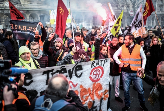 Des agents de la RATP manifestent près de la Gare de l'Est, le 26 décembre 2019 à Paris, au 22e jour de grève contre la réforme des retraites