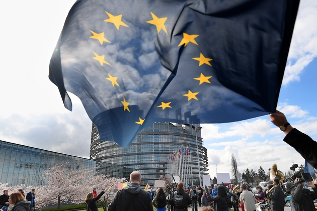 Le drapeau européen devant le Parlement européen à Strasbourg, le 26 mars 2019