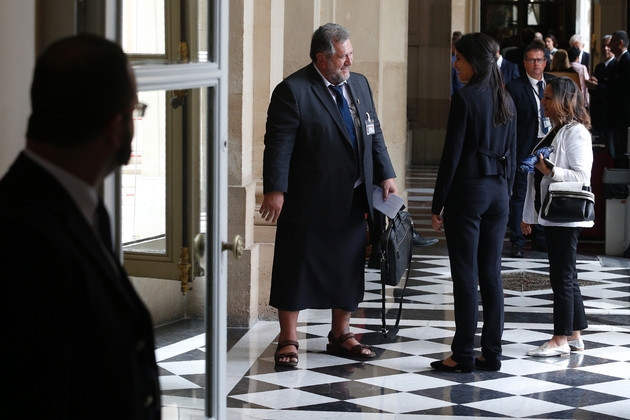 L'indépendantiste polynésien Moetai Brotherson veste et cravate par-dessus son costume traditionnel lavalava, le 27 juin 2017 à l'Assemblée nationale